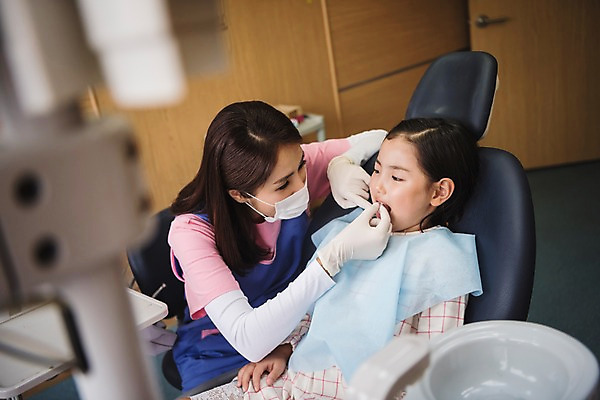 포토 JPG 여자 어린이 의학 실내 치과 앉기 상반신 성인 두명 앞모습 30대 한국인 치과의사 치과진료 여자만 치위생사 국내포토 직업 뷰포인트 모션 병원 사람 동양인 내부 장년 진료 의사 파일형식