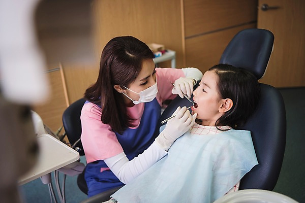 포토 JPG 여자 어린이 의학 실내 치과 앉기 상반신 성인 두명 앞모습 30대 한국인 치과의사 치과진료 여자만 치위생사 국내포토 직업 뷰포인트 모션 병원 사람 동양인 내부 장년 진료 의사 파일형식