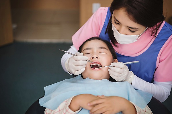 포토 JPG 여자 어린이 의학 실내 치과 입벌림 앉기 상반신 성인 두명 앞모습 30대 눕기 한국인 치과의사 치과진료 여자만 치위생사 국내포토 직업 뷰포인트 모션 표정 병원 사람 동양인 내부 장년 진료 의사 파일형식