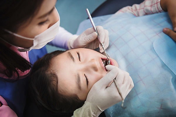 포토 JPG 여자 어린이 의학 실내 치과 앉기 상반신 성인 두명 앞모습 30대 눕기 한국인 치과의사 치과진료 여자만 치위생사 국내포토 직업 뷰포인트 모션 병원 사람 동양인 내부 장년 진료 의사 파일형식