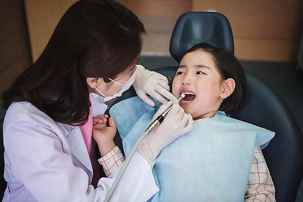 포토 JPG 여자 어린이 의학 실내 치과 앉기 상반신 성인 두명 앞모습 30대 눕기 한국인 치과의사 치과진료 여자만 국내포토 뷰포인트 모션 병원 사람 동양인 내부 장년 진료 의사 파일형식