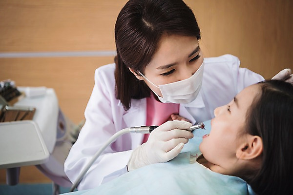 포토 JPG 여자 어린이 의학 실내 치과 앉기 상반신 성인 두명 앞모습 옆모습 30대 눕기 한국인 치과의사 치과진료 여자만 국내포토 뷰포인트 모션 병원 사람 동양인 내부 장년 진료 의사 파일형식