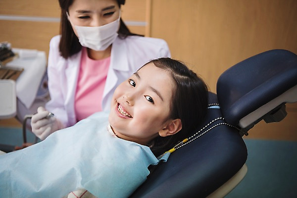 포토 JPG 여자 어린이 의학 실내 치과 앉기 상반신 성인 두명 앞모습 30대 눕기 한국인 치과의사 치과진료 여자만 국내포토 뷰포인트 모션 병원 사람 동양인 내부 장년 진료 의사 파일형식 인종 의료진 직업