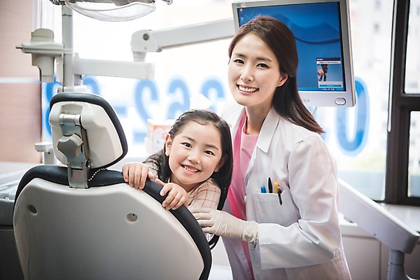 포토 JPG 여자 어린이 의학 실내 치과 미소 앉기 성인 두명 앞모습 30대 한국인 치과의사 치과진료 여자만 국내포토 뷰포인트 모션 표정 병원 사람 동양인 내부 장년 진료 의사 파일형식