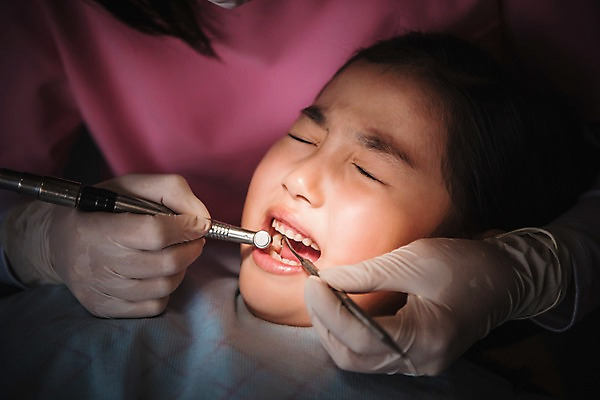 포토 JPG 여자 어린이 의학 실내 치과 앉기 상반신 성인 두명 앞모습 30대 눕기 눈감음 한국인 무서움 치과의사 치과진료 여자만 국내포토 감정 뷰포인트 모션 병원 사람 동양인 내부 장년 진료 의사 파일형식