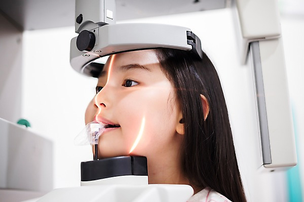 포토 JPG 여자 어린이 의학 엑스레이 실내 치과 한명 서기 상반신 옆모습 한국인 치과용품 치과진료 진료실 소녀한명만 국내포토 1 뷰포인트 모션 병원 사람 동양인 내부 진료 의료용품 여자한명만 소녀만 파일형식