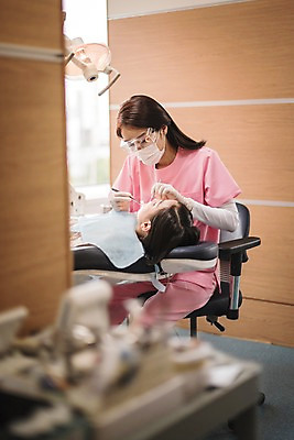 포토 JPG 여자 어린이 의학 실내 치과 앉기 상반신 성인 두명 앞모습 옆모습 치료 30대 눕기 한국인 치과의사 치과진료 여자만 국내포토 뷰포인트 모션 병원 사람 동양인 내부 장년 진료 의사 파일형식