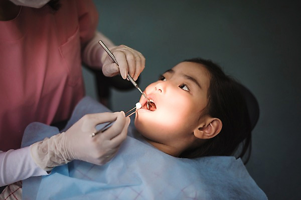 포토 JPG 여자 어린이 의학 실내 치과 앉기 상반신 성인 두명 앞모습 치료 30대 눕기 한국인 치과의사 치과진료 여자만 국내포토 뷰포인트 모션 병원 사람 동양인 내부 장년 진료 의사 파일형식 인종 의료진 직업