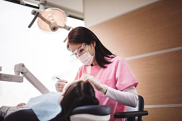 포토 JPG 여자 어린이 의학 실내 치과 앉기 상반신 성인 두명 앞모습 옆모습 치료 30대 눕기 한국인 치과의사 치과진료 여자만 국내포토 뷰포인트 모션 병원 사람 동양인 내부 장년 진료 의사 파일형식