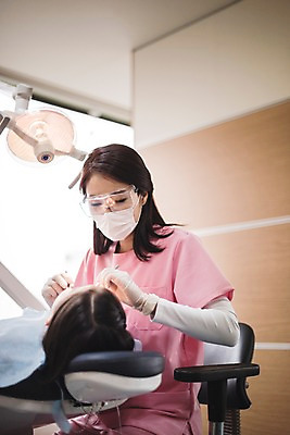 포토 JPG 여자 어린이 의학 실내 치과 앉기 상반신 성인 두명 앞모습 옆모습 치료 30대 눕기 한국인 치과의사 치과진료 여자만 국내포토 뷰포인트 모션 병원 사람 동양인 내부 장년 진료 의사 파일형식