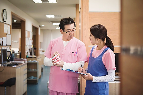 포토 JPG 여자 남자 중년 50대 의학 실내 치과 서기 들기 상반신 성인 두명 앞모습 30대 한국인 치과의사 치아모형 서류판 성인만 치위생사 국내포토 직업 뷰포인트 모션 병원 사람 동양인 내부 장년 사무용품 의사 치아 파일형식