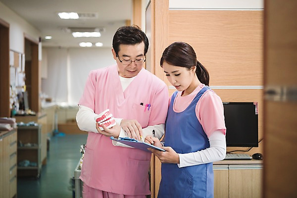 포토 JPG 여자 남자 중년 50대 의학 실내 치과 서기 들기 상반신 성인 두명 앞모습 30대 한국인 치과의사 치아모형 서류판 성인만 치위생사 국내포토 직업 뷰포인트 모션 병원 사람 동양인 내부 장년 사무용품 의사 치아 파일형식