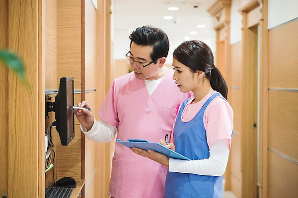 포토 JPG 여자 남자 중년 50대 의학 실내 치과 서기 들기 상반신 성인 두명 옆모습 30대 모니터 한국인 치과의사 치아모형 서류판 성인만 치위생사 국내포토 직업 뷰포인트 모션 병원 사람 동양인 내부 장년 컴퓨터 사무용품 의사 치아 파일형식