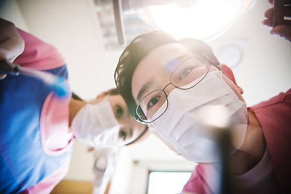 포토 JPG 여자 남자 중년 50대 의학 실내 치과 마스크 서기 상반신 성인 두명 앞모습 30대 한국인 치과의사 치과용품 성인만 내려보기 치위생사 국내포토 직업 뷰포인트 모션 병원 사람 동양인 내부 장년 의사 의료용품 파일형식