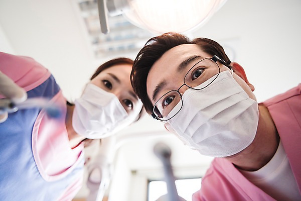 포토 JPG 여자 남자 중년 50대 의학 실내 치과 마스크 서기 상반신 성인 두명 앞모습 30대 한국인 치과의사 치과용품 성인만 내려보기 치위생사 국내포토 직업 뷰포인트 모션 병원 사람 동양인 내부 장년 의사 의료용품 파일형식