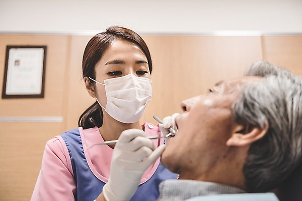 포토 JPG 여자 노년 남자 의학 실내 치과 앉기 상반신 성인 두명 앞모습 옆모습 30대 눕기 한국인 60대 치과의사 치과용품 치과진료 진료실 성인만 치위생사 국내포토 직업 뷰포인트 모션 병원 사람 동양인 내부 장년 진료 의사 의료용품 파일형식