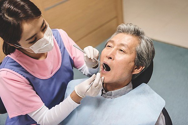 포토 JPG 여자 노년 남자 의학 실내 치과 앉기 상반신 성인 두명 앞모습 30대 눕기 한국인 60대 치과의사 치과용품 치과진료 진료실 성인만 치위생사 국내포토 직업 뷰포인트 모션 병원 사람 동양인 내부 장년 진료 의사 의료용품 파일형식