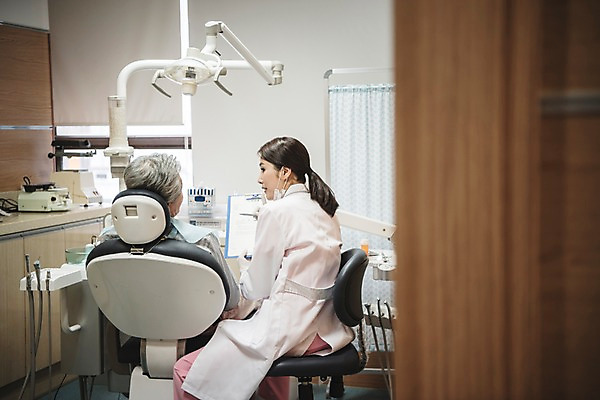 포토 JPG 여자 노년 남자 의학 실내 치과 설명 앉기 상반신 성인 두명 뒷모습 30대 한국인 60대 치과의사 치과용품 치과진료 서류판 진료실 성인만 국내포토 뷰포인트 모션 병원 사람 동양인 내부 장년 사무용품 진료 의사 의료용품 파일형식