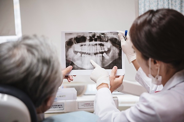 포토 JPG 여자 노년 남자 의학 엑스레이 실내 치과 설명 앉기 상반신 성인 두명 뒷모습 30대 한국인 60대 치과의사 치과진료 성인만 국내포토 뷰포인트 모션 병원 사람 동양인 내부 장년 진료 의사 파일형식