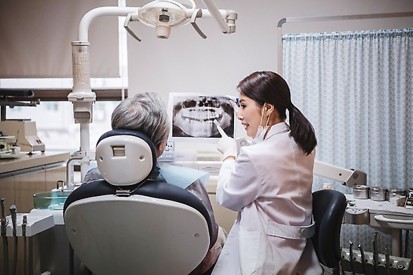 포토 JPG 여자 노년 남자 의학 엑스레이 실내 치과 설명 앉기 상반신 성인 두명 뒷모습 30대 한국인 60대 치과의사 치과용품 치과진료 성인만 국내포토 뷰포인트 모션 병원 사람 동양인 내부 장년 진료 의사 의료용품 파일형식