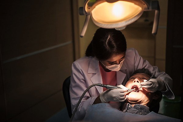 포토 JPG 여자 노년 남자 의학 조명 실내 치과 앉기 상반신 성인 두명 앞모습 30대 눕기 어둠 한국인 60대 치과의사 치과진료 성인만 국내포토 뷰포인트 모션 병원 사람 동양인 내부 장년 진료 의사 파일형식