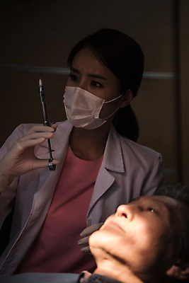 포토 JPG 여자 노년 남자 의학 조명 실내 치과 주사기 앉기 상반신 성인 두명 앞모습 30대 눕기 어둠 한국인 60대 치과의사 치과진료 마취 성인만 국내포토 뷰포인트 의료기기 모션 병원 사람 동양인 내부 장년 진료 의사 파일형식