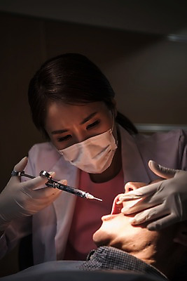 포토 JPG 여자 노년 남자 의학 조명 실내 치과 주사기 앉기 상반신 성인 두명 앞모습 옆모습 30대 어둠 한국인 60대 치과의사 치과진료 마취 성인만 국내포토 뷰포인트 의료기기 모션 병원 사람 동양인 내부 장년 진료 의사 파일형식