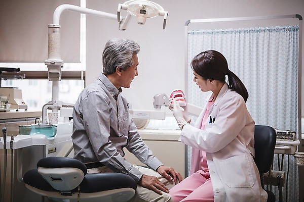 포토 JPG 여자 노년 남자 의학 실내 치과 설명 앉기 상반신 성인 두명 옆모습 30대 한국인 60대 치과의사 치과용품 치아모형 치과진료 진료실 성인만 국내포토 뷰포인트 모션 병원 사람 동양인 내부 장년 진료 의사 의료용품 치아 파일형식