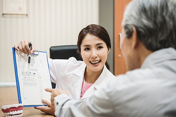 포토 JPG 여자 노년 남자 의학 실내 치과 설명 앉기 상반신 성인 두명 앞모습 뒷모습 30대 한국인 60대 상담 치과의사 치과진료 서류판 성인만 국내포토 뷰포인트 모션 병원 사람 동양인 내부 장년 사무용품 진료 의사 파일형식