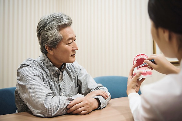 포토 JPG 여자 노년 남자 의학 실내 치과 설명 앉기 상반신 성인 두명 앞모습 뒷모습 30대 한국인 60대 상담 치과의사 치아모형 치과진료 성인만 국내포토 뷰포인트 모션 병원 사람 동양인 내부 장년 진료 의사 치아 파일형식