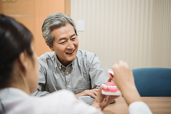 포토 JPG 여자 노년 남자 의학 실내 치과 설명 앉기 상반신 성인 두명 앞모습 뒷모습 30대 한국인 60대 상담 치과의사 치아모형 치과진료 성인만 국내포토 뷰포인트 모션 병원 사람 동양인 내부 장년 진료 의사 치아 파일형식