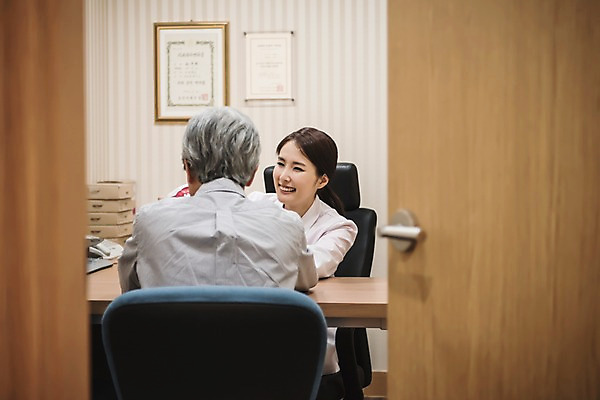 포토 JPG 여자 노년 남자 의학 실내 치과 설명 미소 앉기 상반신 성인 두명 앞모습 뒷모습 30대 한국인 60대 상담 치과의사 치아모형 치과진료 성인만 국내포토 뷰포인트 모션 표정 병원 사람 동양인 내부 장년 진료 의사 치아 파일형식