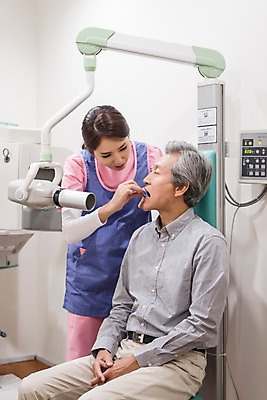 포토 JPG 여자 노년 남자 의학 엑스레이 실내 치과 서기 앉기 상반신 성인 두명 앞모습 30대 한국인 60대 준비 치과의사 치과용품 치과진료 성인만 치위생사 국내포토 직업 뷰포인트 모션 병원 사람 동양인 내부 장년 진료 의사 의료용품 파일형식