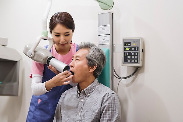 포토 JPG 여자 노년 남자 의학 엑스레이 실내 치과 서기 앉기 상반신 성인 두명 앞모습 30대 한국인 60대 준비 치과의사 치과용품 치과진료 성인만 치위생사 국내포토 직업 뷰포인트 모션 병원 사람 동양인 내부 장년 진료 의사 의료용품 파일형식