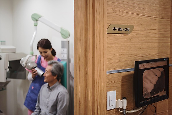 포토 JPG 여자 노년 남자 의학 엑스레이 실내 치과 서기 앉기 상반신 성인 두명 앞모습 30대 한국인 60대 준비 치과의사 치과용품 치과진료 성인만 치위생사 국내포토 직업 뷰포인트 모션 병원 사람 동양인 내부 장년 진료 의사 의료용품 파일형식