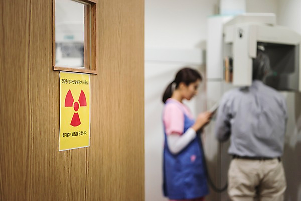 포토 JPG 여자 노년 남자 의학 엑스레이 실내 치과 서기 상반신 성인 두명 앞모습 뒷모습 30대 한국인 60대 준비 치과의사 치과용품 치과진료 성인만 치위생사 국내포토 직업 뷰포인트 모션 병원 사람 동양인 내부 장년 진료 의사 의료용품 파일형식