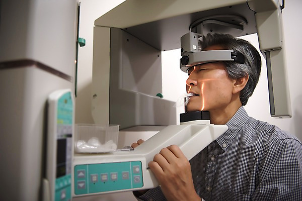 포토 JPG 노년 남자 의학 엑스레이 실내 치과 한명 서기 상반신 옆모습 눈감음 한국인 60대 치과용품 치과진료 노인남자한명만 국내포토 1 뷰포인트 모션 병원 사람 동양인 성인 내부 진료 의료용품 남자한명만 노인남자만 파일형식