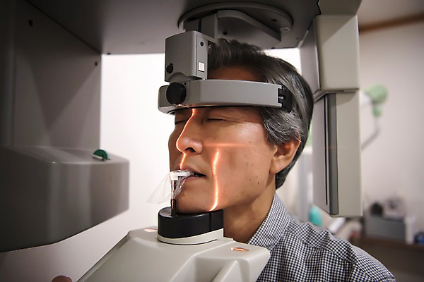 포토 JPG 노년 남자 의학 엑스레이 실내 치과 한명 서기 상반신 옆모습 눈감음 한국인 60대 치과용품 치과진료 노인남자한명만 국내포토 1 뷰포인트 모션 병원 사람 동양인 성인 내부 진료 의료용품 남자한명만 노인남자만 파일형식