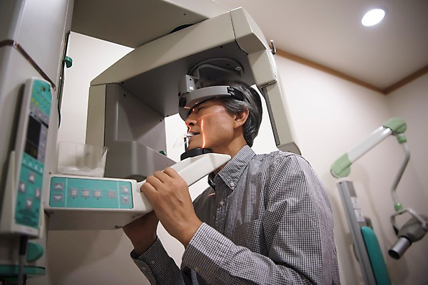 포토 JPG 노년 남자 의학 엑스레이 실내 치과 한명 서기 상반신 옆모습 눈감음 한국인 60대 치과용품 치과진료 노인남자한명만 국내포토 1 뷰포인트 모션 병원 사람 동양인 성인 내부 진료 의료용품 남자한명만 노인남자만 파일형식