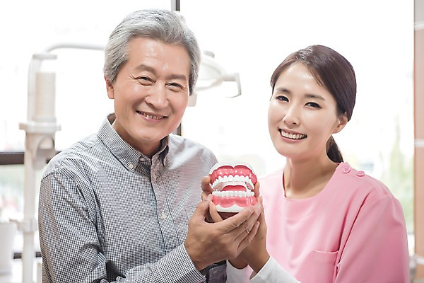 포토 JPG 여자 노년 남자 의학 실내 치과 서기 미소 들기 상반신 성인 두명 앞모습 30대 한국인 60대 치과의사 치과용품 치아모형 치과진료 진료실 성인만 치위생사 국내포토 직업 뷰포인트 모션 표정 병원 사람 동양인 내부 장년 진료 의사 의료용품 치아 파일형식