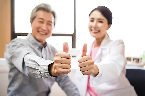 포토 JPG 여자 노년 남자 의학 실내 치과 미소 앉기 상반신 성인 두명 앞모습 아웃포커스 30대 한국인 엄지손가락 최고 60대 치과의사 치과용품 치과진료 진료실 성인만 국내포토 뷰포인트 손가락 모션 촬영기법 표정 병원 사람 동양인 내부 장년 진료 의사 의료용품 파일형식