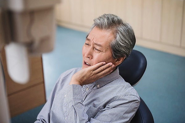 포토 JPG 노년 남자 의학 실내 치과 한명 앉기 상반신 앞모습 고통 한국인 60대 치과용품 치과진료 치통 노인남자한명만 국내포토 1 감정 뷰포인트 모션 병원 사람 동양인 성인 내부 진료 의료용품 질병 남자한명만 노인남자만 파일형식