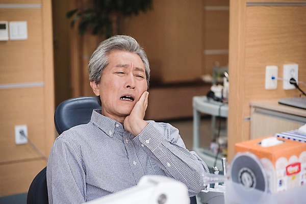 포토 JPG 노년 남자 의학 실내 치과 한명 앉기 상반신 앞모습 고통 한국인 60대 치과용품 치과진료 치통 노인남자한명만 국내포토 1 감정 뷰포인트 모션 병원 사람 동양인 성인 내부 진료 의료용품 질병 남자한명만 노인남자만 파일형식