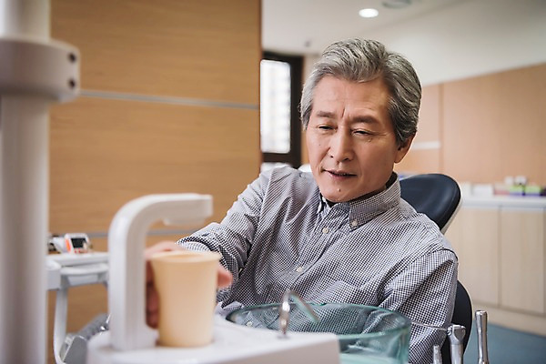 포토 JPG 노년 남자 의학 실내 치과 한명 앉기 상반신 앞모습 컵 한국인 60대 치과용품 치과진료 가글 노인남자한명만 국내포토 1 식기 뷰포인트 모션 병원 사람 동양인 성인 내부 청결 진료 의료용품 남자한명만 노인남자만 파일형식