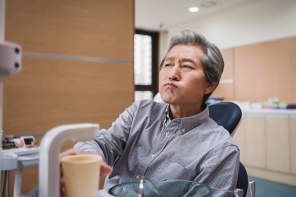 포토 JPG 노년 남자 의학 실내 치과 한명 앉기 상반신 앞모습 한국인 씻기 60대 치과용품 치과진료 가글 노인남자한명만 국내포토 1 뷰포인트 모션 병원 사람 동양인 성인 내부 청결 진료 의료용품 남자한명만 노인남자만 파일형식