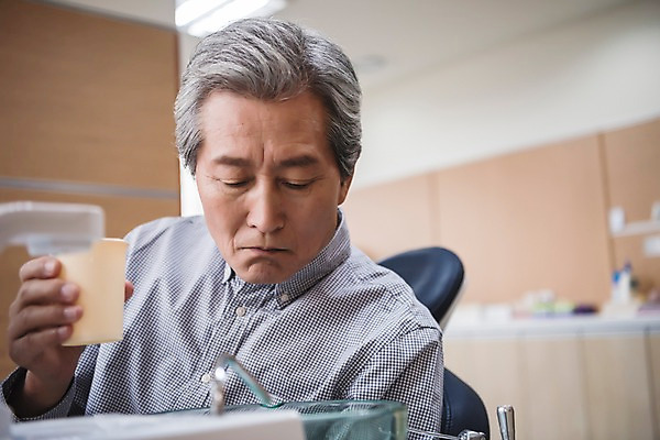 포토 JPG 노년 남자 의학 실내 치과 한명 들기 앉기 상반신 앞모습 컵 한국인 씻기 60대 치과용품 치과진료 가글 노인남자한명만 국내포토 1 식기 뷰포인트 모션 병원 사람 동양인 성인 내부 청결 진료 의료용품 남자한명만 노인남자만 파일형식