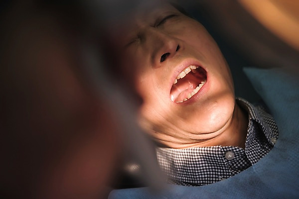 포토 JPG 노년 남자 의학 실내 치과 입벌림 한명 상반신 앞모습 눕기 한국인 60대 치과용품 치과진료 노인남자한명만 국내포토 1 뷰포인트 모션 표정 병원 사람 동양인 성인 내부 진료 의료용품 남자한명만 노인남자만 파일형식 의료기기 인종 남자만 노인만 성인만