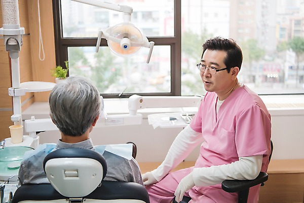 포토 JPG 노년 남자 중년 50대 의학 실내 치과 설명 앉기 상반신 두명 옆모습 뒷모습 한국인 60대 치과의사 치과용품 치과진료 진료실 남자만 국내포토 뷰포인트 모션 병원 사람 동양인 성인 내부 진료 의사 의료용품 파일형식