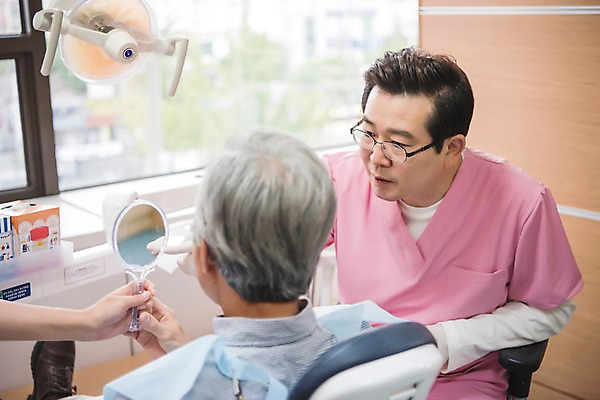 포토 JPG 노년 남자 중년 50대 의학 실내 치과 설명 앉기 상반신 두명 앞모습 뒷모습 거울 한국인 60대 치과의사 치과용품 치과진료 진료실 남자만 국내포토 뷰포인트 모션 병원 사람 동양인 성인 내부 진료 의사 의료용품 파일형식