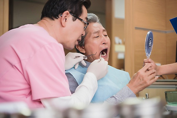 포토 JPG 손 노년 남자 중년 50대 의학 실내 치과 설명 앉기 성인 두명 앞모습 신체부위 30대 거울 한국인 60대 치과의사 치과용품 치과진료 진료실 국내포토 뷰포인트 모션 병원 사람 동양인 내부 장년 진료 의사 의료용품 파일형식